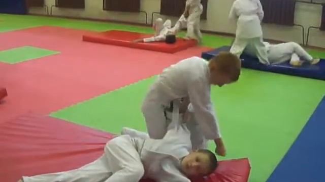 Задняя подножка. Удар на добивание.MP4 смотреть онлайн