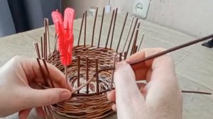 Как закрыть прямую и обратную веревочку из газетных трубочек.