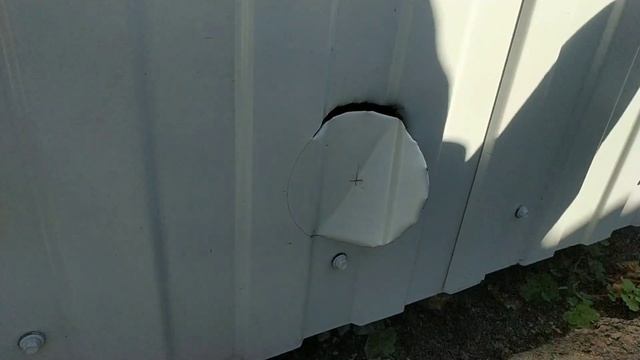 Вырезаем отверстие в профлисте или металлочерепице  без спец инструмента.