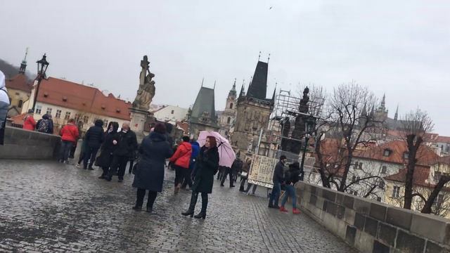Карлов мост Главное украшение Карлова моста — 30 стоящих вдоль парапетов скульптур в стиле барокко, смотреть онлайн