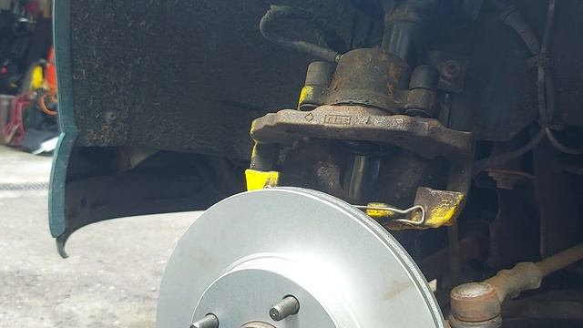 Replacing front brake discs and pads on a ford puma mk1 смотреть онлайн