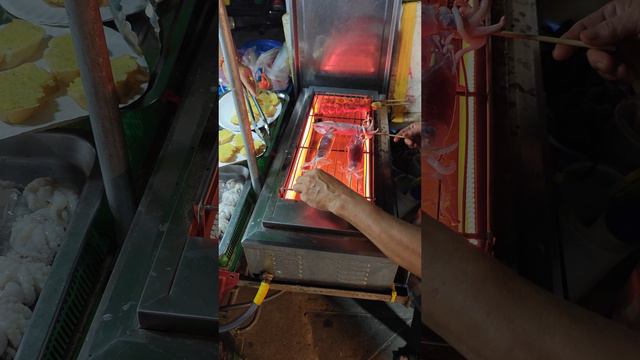 Тайская уличная еда - барбекю из кальмаров смотреть онлайн