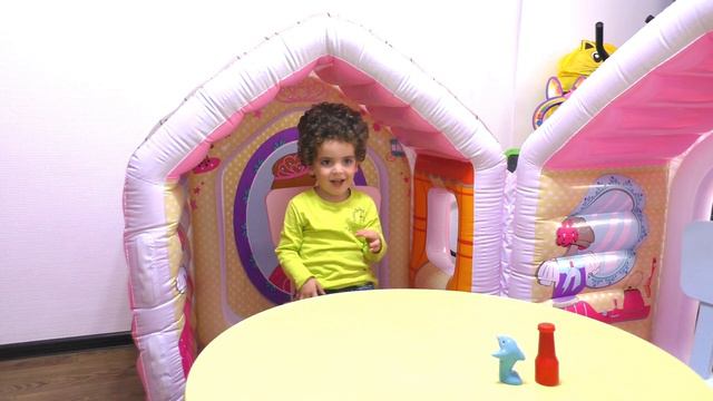 ГИГАНТСКАЯ пицца ПРОТИВ настоящей. Дарина полицейский играет в тюрьму. Дети играют с игрушечной едо смотреть онлайн