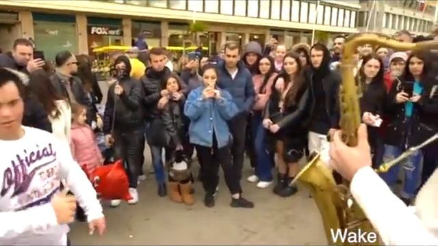 ПОЧЕМУ ЭТОТ САКСОФОНИСТ ДО СИХ ПОР ИГРАЕТ НА УЛИЦЕ? смотреть онлайн