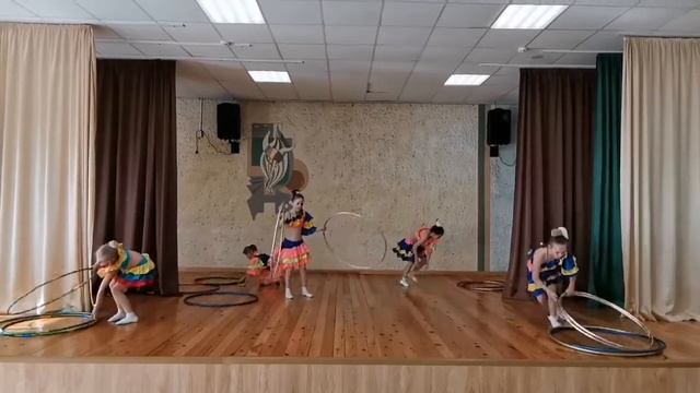 Цирковая студия ФАВОРИТ ,,, Игры с хулахупами,,. Педагог: Рихтер Светлана Рамильевна смотреть онлайн