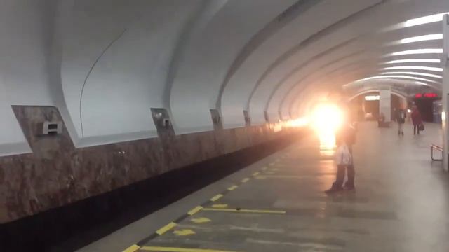 АРХИВ!! 2019 год! 81-717/714.5 (ЛВЗ) №8915-8916 на станции "Уралмаш" | Екатеринбургский метрополите смотреть онлайн