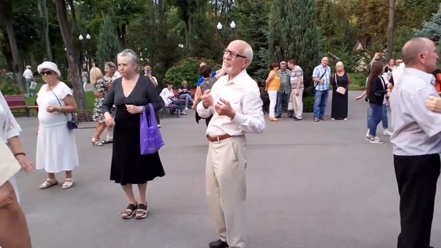 ПЕРВАЯ ЛЮБОВЬ НЕ ЗАБУДЕТСЯ! ТАНЦЫ В ПАРКЕ ГОРЬКОГО ХАРЬКОВ СЧАСТЛИВЫЕ МОМЕНТЫ смотреть онлайн