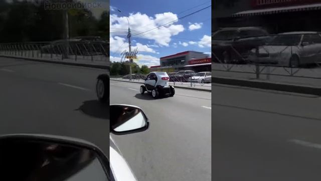 ?? Электромобиль Renault Twizy на улицах города смотреть онлайн