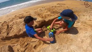 Дети и машинки игрушки. Диана и Даня устроили челлендж строителей. МанкиТайм