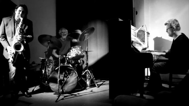 ‪ERIC PLANDÉ Trio "TOUCHING", Live - Black moon смотреть онлайн