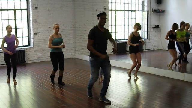 Базовый шаг кубинского ча-ча-ча, уроки с Йосделем Саррия cha-cha-cha cubano con Yosdel Sarria смотреть онлайн