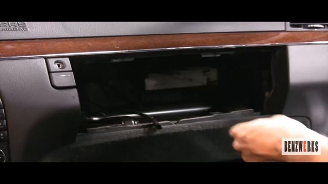 BENZWERKS-S CLASS (220) CABIN AIR FILTERS REMOVAL смотреть онлайн