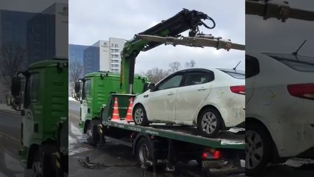 Водитель съехал с эвакуатора в Москве смотреть онлайн