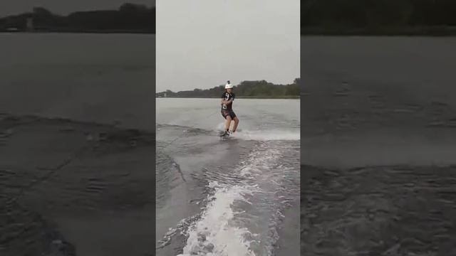 Kатаниe детей на доске по воде на Рейне Yamaha 60PS смотреть онлайн