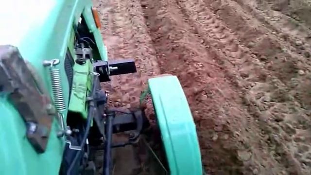 Посадка картошки сажалкой на перепаханном с осени огороде смотреть онлайн