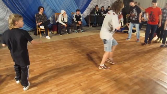 Elvis & Lil Danya (Comix zone kids Ростов) vs Вано & Белый (Chelle people СМК) - CHELLE PEOPLE 8 смотреть онлайн