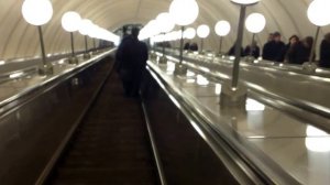 Эскалатор в метро Парк Победы в Москве. Спуск.