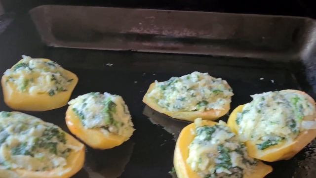 Картофель, запеченный со шпинатом и сыром (по-гречески).