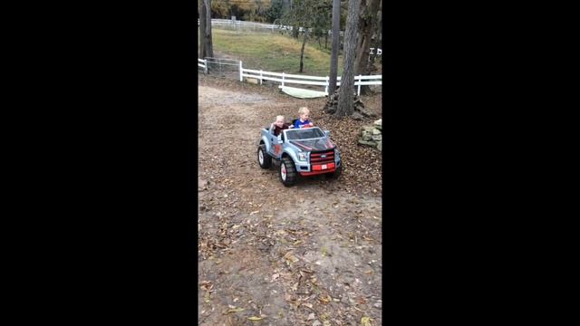 Power Wheels Ford F150 Extreme and Ford F150 Raptor in action смотреть онлайн