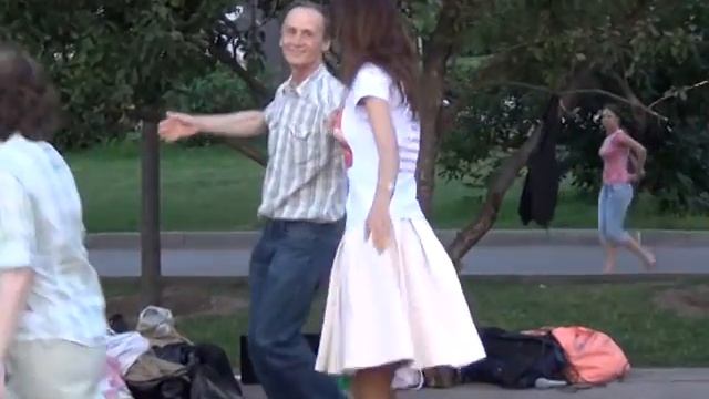 Шапелуаз. Мастер-класс студии исторического бального танца при РПУ в парке Горького. смотреть онлайн