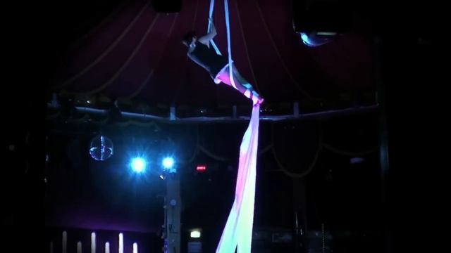 Susanne Schindler Tuchperformance Live