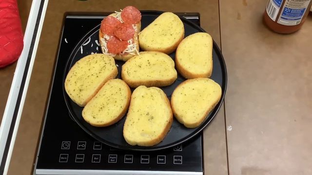 Cooking with Ms. Jessica - Garlic Bread Pizza смотреть онлайн