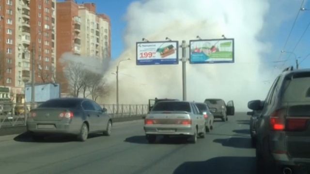 Прорыв на проспекте Славы: Фонтан кипятка 15 метров смотреть онлайн