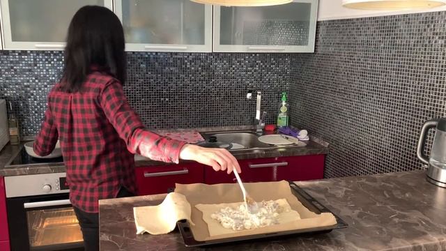 ???ГОТОВИМ И ТРЫНДИМ/Пирог с сыром Фетакса?? смотреть онлайн