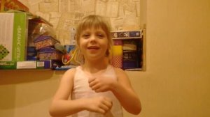 песня  Слышишь, кто-то идет, к нам спешит по лесенке