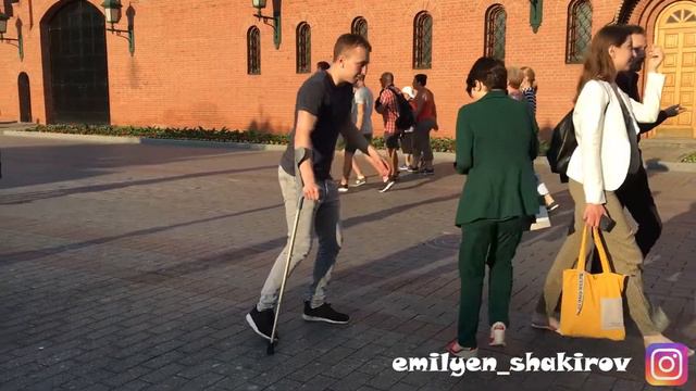 БЕШЕНЫЙ ИНВАЛИД НАПАДАЕТ НА ЛЮДЕЙ (РЕАКЦИЯ ЛЮДЕЙ) смотреть онлайн