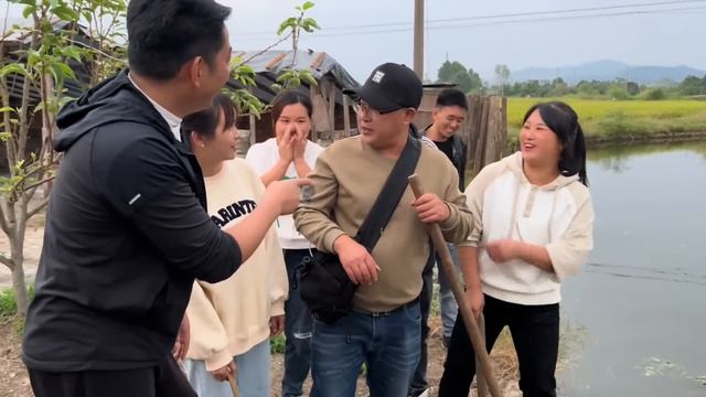 首次到海哥地球村和农场！用三百万费用打造农场，追加投资阿龙能行吗！【阿龙游四方】 смотреть онлайн