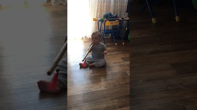 Малыш научился дуть в дудочку смотреть онлайн