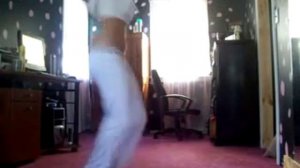 Смачно двигает попой. Девочка танцует дома