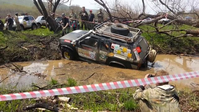 Nissan Terrano сидит в грязи! (OFF-ROAD 4X4 Джип триал) смотреть онлайн