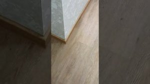Гибкий красивый плинтус который компенсирует неровности стен и пола