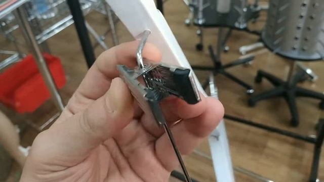 Вешалка белая с зажимами деревянная.mp4 смотреть онлайн