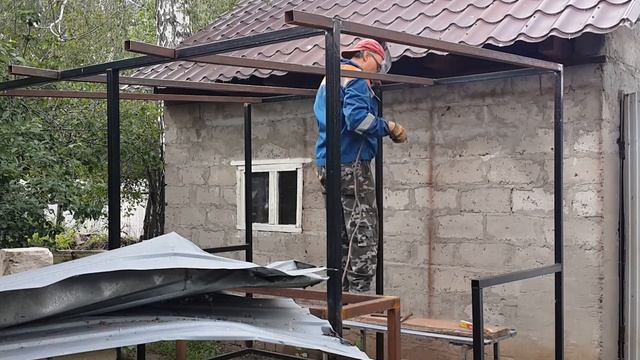 БЕСЕДКА ИЗ ПРОФИЛЬНОЙ ТРУБЫ. День 5-й/ Устанавливаю лаги. смотреть онлайн