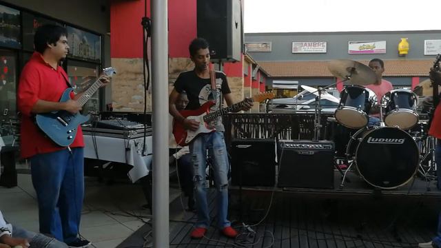 Andy Poonen plays the shadows 1970 fender Stratocaster смотреть онлайн