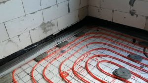 Установка маяков и крепление демпферной ленты для заливки теплого пола.