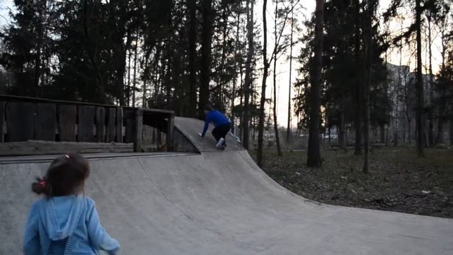 Три поросёнка активно отдыхают. Трюки на самокате смотреть онлайн