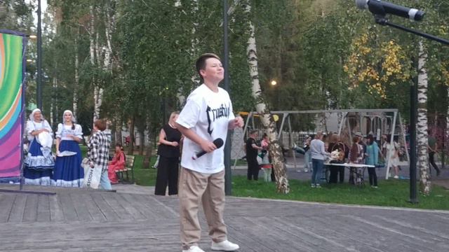 День Республике Татарстан город Бугульма. Поёт Богдан смотреть онлайн