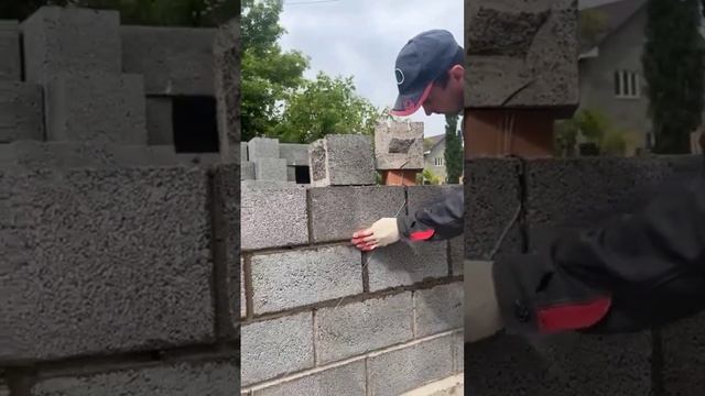 Расшивка и уплотнение цементного шва кладки стен.