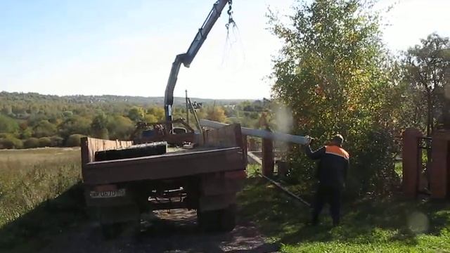 Разгрузка бетонных опор для линии электропередач. смотреть онлайн