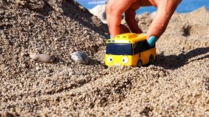 Игры для детей на улице. Автобусы Тайо строят гараж