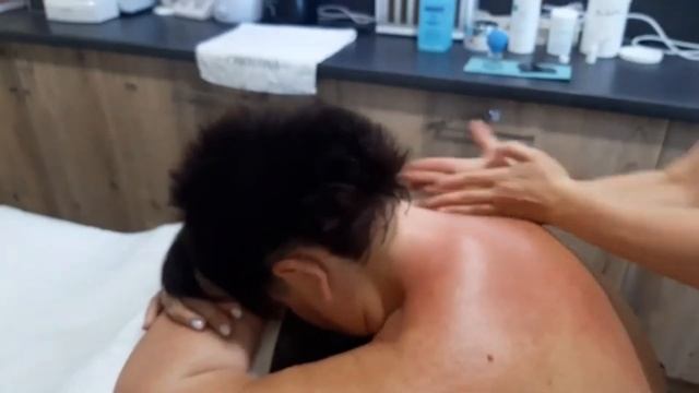 Холка на ШЕЕ.ДО и ПОСЛЕ . Массаж ГУАША.КАК убрать? смотреть онлайн