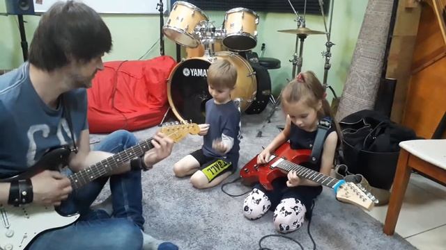 Послушать игру и соло на электрогитаре Перекресток Чижа в исполнении детей смотреть онлайн