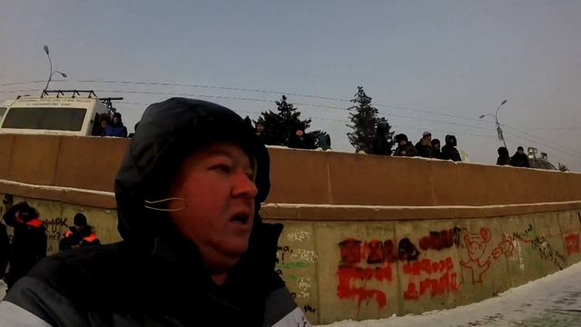 Не пугает снег и лёд,наш купается народ смотреть онлайн