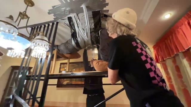 СТОПБАН ВИСИТ НА ПОТОЛКЕ смотреть онлайн