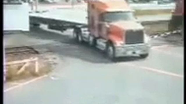 Автоприцеп сбило на жд переезде смотреть онлайн