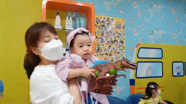 Kids Experience First Perm and Haircut | Kid's First Time Grace and Lucas 처음 파마하는 환이 смотреть онлайн